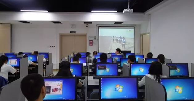 明月迎中秋，奧鵬寄思念