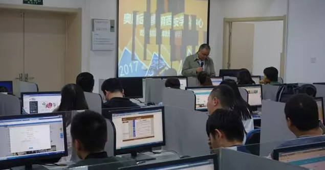 明月迎中秋，奧鵬寄思念