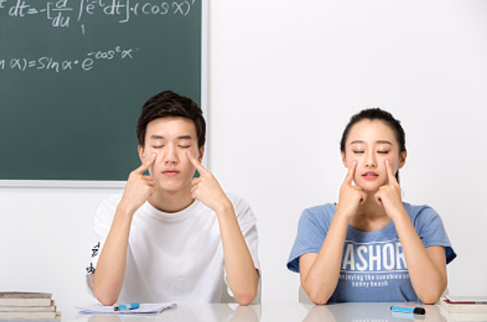 “宅家”一個(gè)月，近視一百度？學(xué)習(xí)網(wǎng)課時(shí)如何科學(xué)護(hù)眼、防控近視，官方專家宣講團(tuán)來支招啦！ | 特別關(guān)注