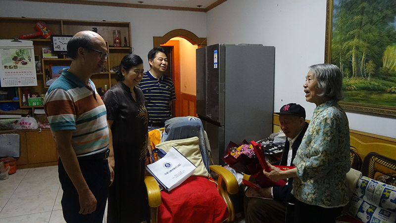 致敬光榮在黨50年老黨員學院領(lǐng)導為“光榮在黨50年”榮譽獲得者頒發(fā)紀念章