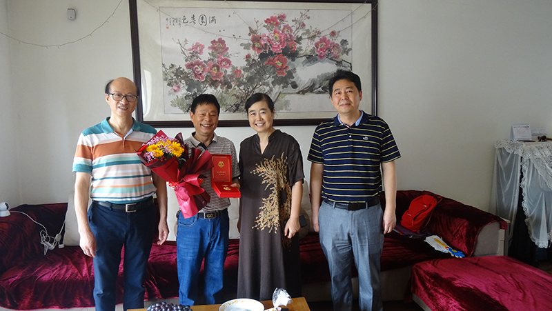 致敬光榮在黨50年老黨員學院領(lǐng)導為“光榮在黨50年”榮譽獲得者頒發(fā)紀念章