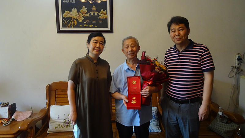 致敬光榮在黨50年老黨員學院領(lǐng)導為“光榮在黨50年”榮譽獲得者頒發(fā)紀念章